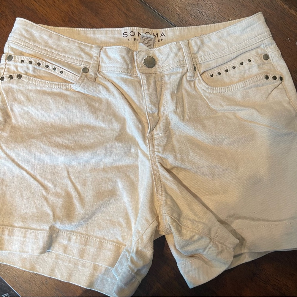 Sonoma Women’s cream Shorts size 8